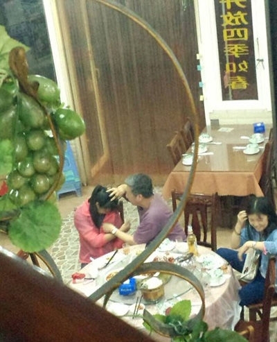 四川美术学院一副教授被指饭馆强吻两女子(图)