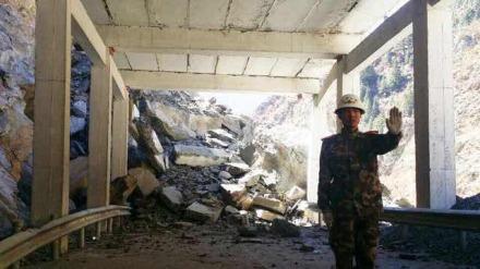 然乌沟防雪走廊路段发生山体垮塌交通已中断