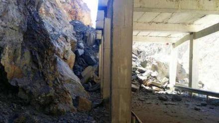 然乌沟防雪走廊路段发生山体垮塌交通已中断