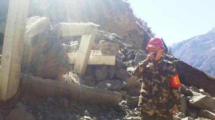 然乌沟防雪走廊路段发生山体垮塌交通已中断