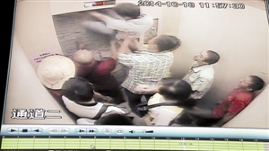 深圳：11人被困电梯 在墙上挖洞自救