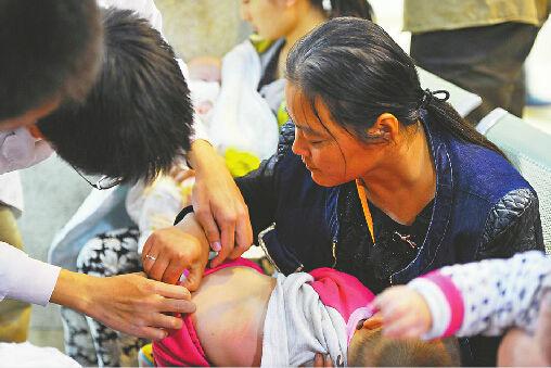 医生再次检查小子萱被钢针扎过的部位