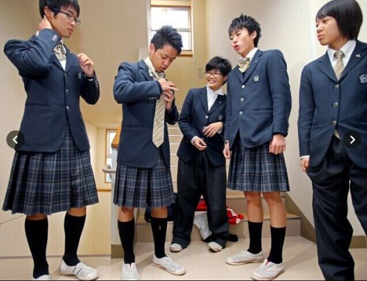 日本高中办"性别交换日" 男生穿裙子