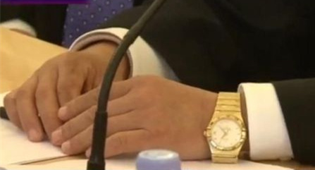 左腕上的金表金光闪闪