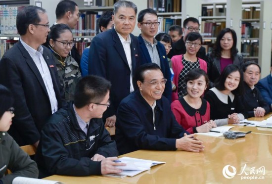 李克强与大学生分享读书往事:每天早起排队占座
