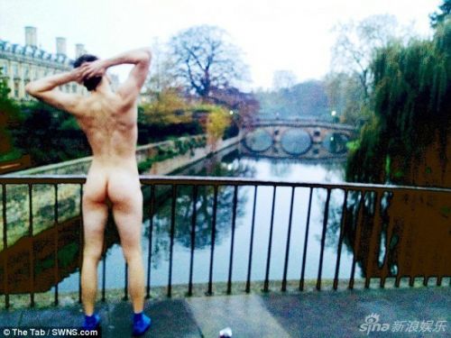 剑桥学生参加美臀比赛 校园里全裸拍屁股