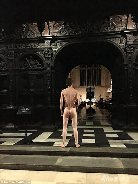 剑桥学生参加美臀比赛 校园里全裸拍屁股