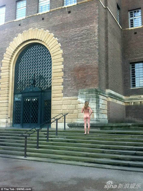 剑桥学生参加美臀比赛 校园里全裸拍屁股