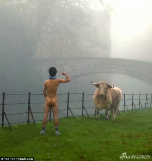 剑桥学生参加美臀比赛 校园里全裸拍屁股