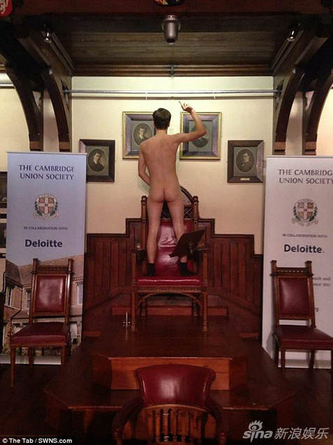 剑桥学生参加美臀比赛 校园里全裸拍屁股