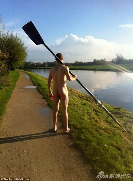 剑桥学生参加美臀比赛 校园里全裸拍屁股