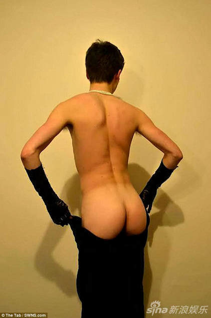 剑桥学生参加美臀比赛 校园里全裸拍屁股