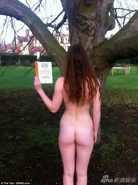 剑桥学生参加美臀比赛 校园里全裸拍屁股