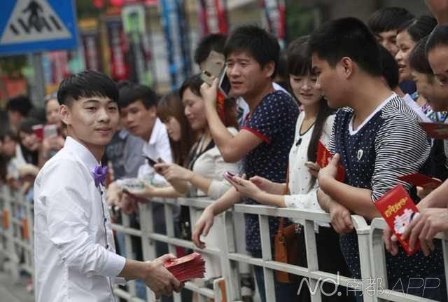 湖南90后土豪东莞结婚 百辆豪车游街发红包 -