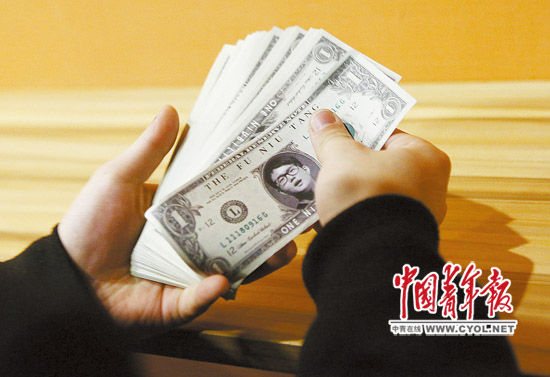 张天一自己设计的“牛币”，员工如果表现优异或者完成了某项任务就可以获得一定数额的“牛币”，用来换取假期和店里的零食。