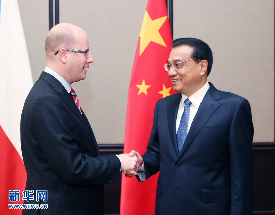 12月16日，中国国务院总理李克强在贝尔格莱德会见捷克总理索博特卡。 新华社记者姚大伟摄 