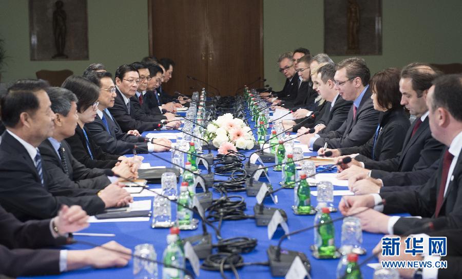 12月17日，国务院总理李克强在贝尔格莱德与塞尔维亚总理武契奇举行会谈。 新华社记者 黄敬文 摄