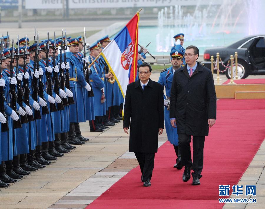 12月17日，国务院总理李克强在贝尔格莱德与塞尔维亚总理武契奇举行会谈。这是会谈前，武契奇为李克强举行隆重的欢迎仪式。 新华社记者饶爱民 摄 