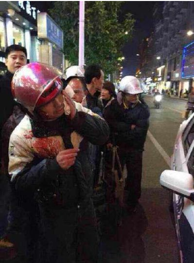福建晋江街头数名男子持刀砍人 有9人受伤