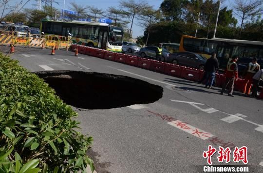 14日上午8时许，广州琶洲大桥北公交车站附近发生道路塌陷，惊现5米多深的“天坑”。　朱嘉玮　摄