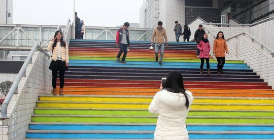 郑州大学生设计"彩虹阶梯":愿心情如彩虹