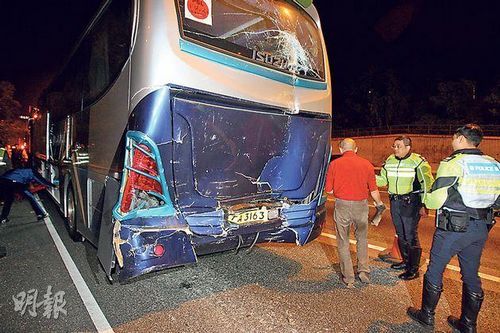 香港两旅游大巴相撞造成10人受伤