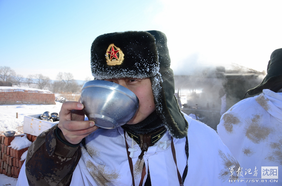 解放军零下40度练野外生存 吃猪肉炖粉条