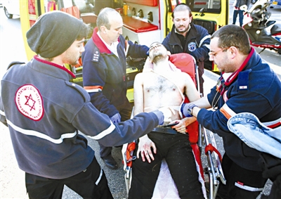 当地时间2015年1月21日，以色列特拉维夫，一名巴勒斯坦男子在一辆通勤公车上刺伤10人，最后在试图逃跑时被一个监狱狱警射伤腿部，最终被捕