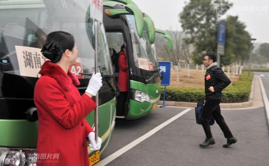 {全景两会}政协委员<em>汪涵</em>人气高 <em>美女</em>服务员摆P