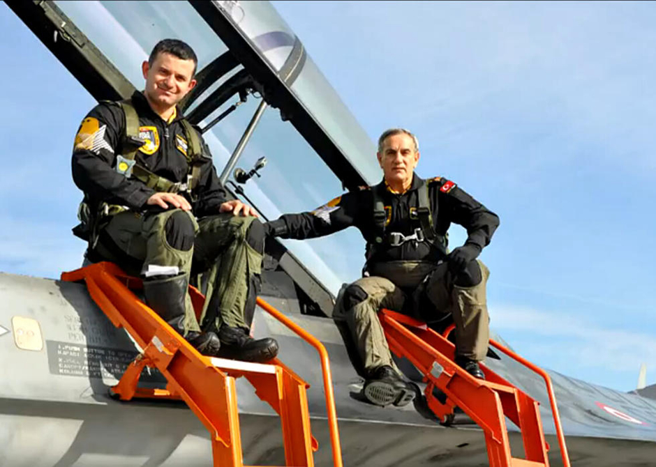 土耳其62岁空军司令乘F-16战机表演高难度动