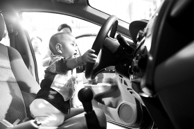 去年湖南汽车巡展株洲站现场，一位小朋友开心地在驾驶位上转方向盘。本报记者金林摄 