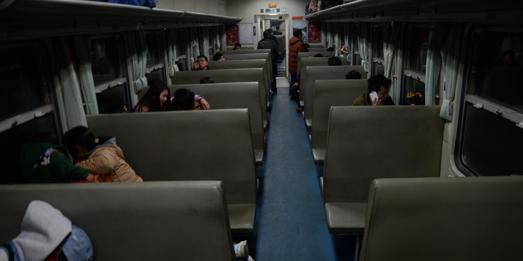 部分春运列车车厢空荡 坐票乘客睡“卧铺”
