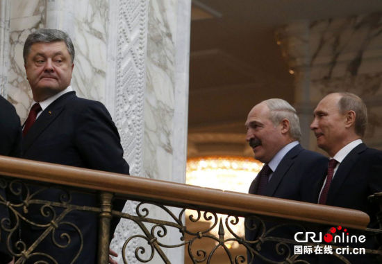 当地时间2015年2月11日，白俄罗斯明斯克，俄德法乌四国领导人齐聚明斯克会谈，以求化解持续了10个月的乌克兰危机。俄罗斯总统普京和乌克兰总统波罗申科会前握手致意，波罗申科一脸严肃，而普京则略带微笑。