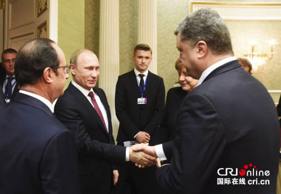 当地时间2015年2月11日，白俄罗斯明斯克，俄德法乌四国领导人齐聚明斯克会谈，以求化解持续了10个月的乌克兰危机。俄罗斯总统普京和乌克兰总统波罗申科会前握手致意，波罗申科一脸严肃，而普京则略带微笑。