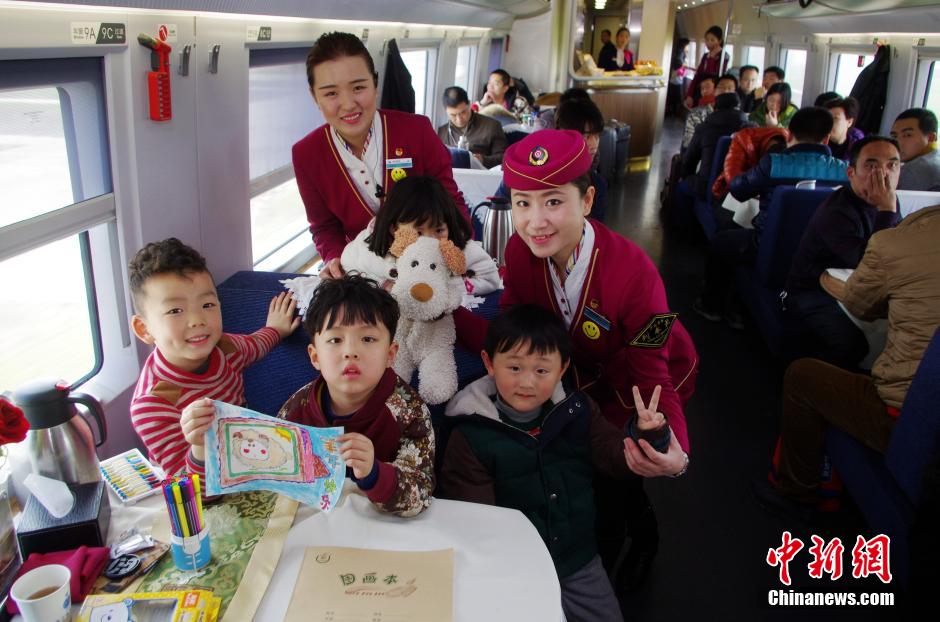 京广高铁车队五心服务 高姐与小朋友共画羊祈