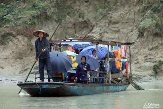 船在河中行驶