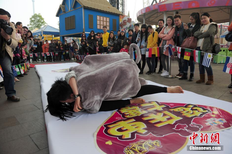 武汉上演集体滚床单 反串大求婚笑爆路人