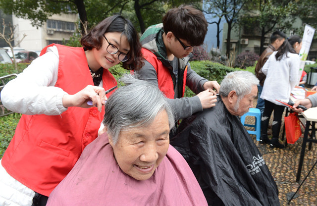 社区里的<em>红马甲</em>学雷锋<em>志愿服务队</em> - 湖南日报