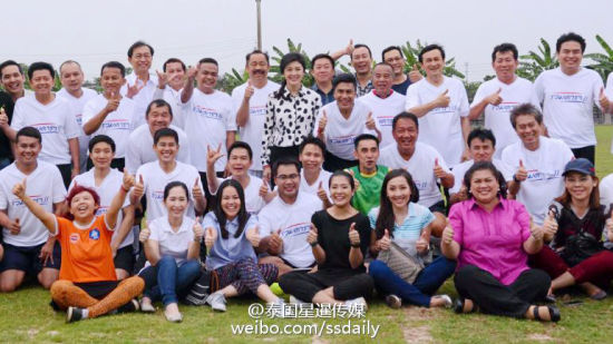 图为英拉和球员合照。