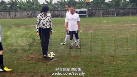 图为英拉在球场踢球。