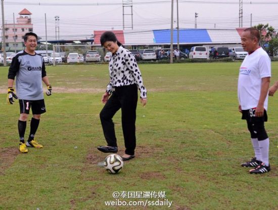 图为英拉在球场踢球。