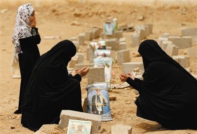 4月5日，一位死于胡塞武装枪下的年轻人墓前，其女性亲属在祈祷寄托哀思。