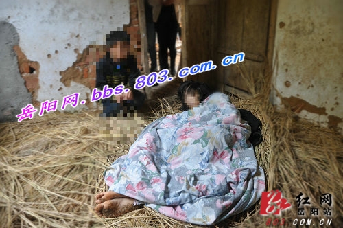 岳阳县新开镇车塘村一间破旧房间内，陈殷勤躺在厚厚的稻草堆里。