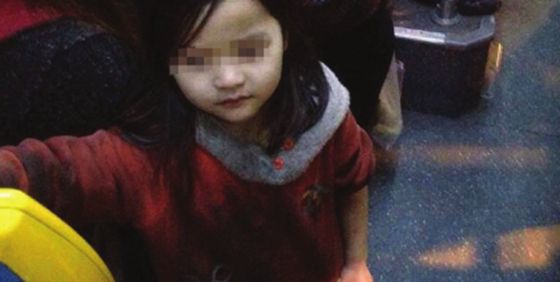 长沙公交车上惊现光脚手拿<em>铁链女孩</em>