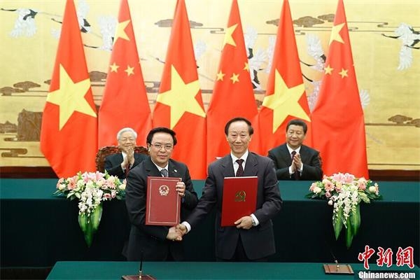 4月7日，中共中央总书记、国家主席习近平在北京人民大会堂同越共中央总书记阮富仲举行会谈。会谈后，习近平和阮富仲共同见证了《中国共产党和越南共产党合作计划(2016—2020年)》以及金融、基础设施、文化、司法、税务、维和等领域合作文件的签署。