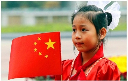 2011年习近平访问越南时，当地小朋友手持六星红旗欢迎