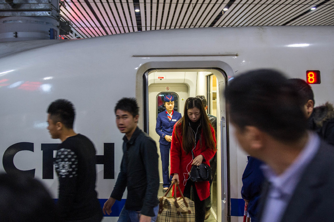 ... 北返回到南宁东站,李银目送乘客下车。洪坚鹏 摄