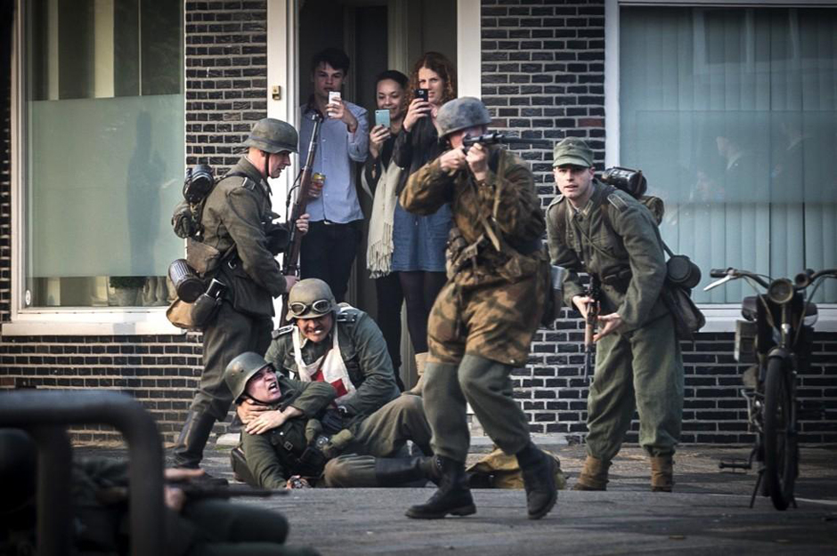 荷兰军迷纪念二战胜利 坦克装甲车现街头 - 华声新闻