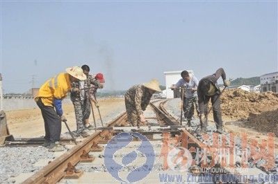 昨日，长株潭城际铁路新建株洲车辆段的项目工地上，工人完成最后一根钢轨的铺设 记者 张媛 摄