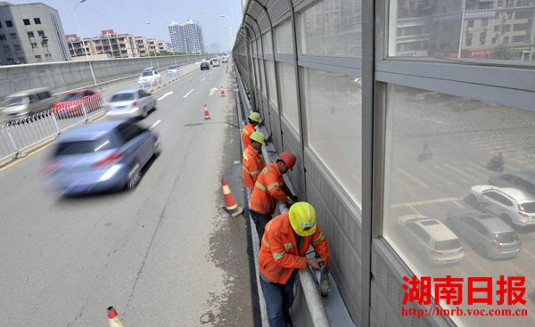 长沙二环两座高架桥新建隔音屏 - 新闻 - 湖南日